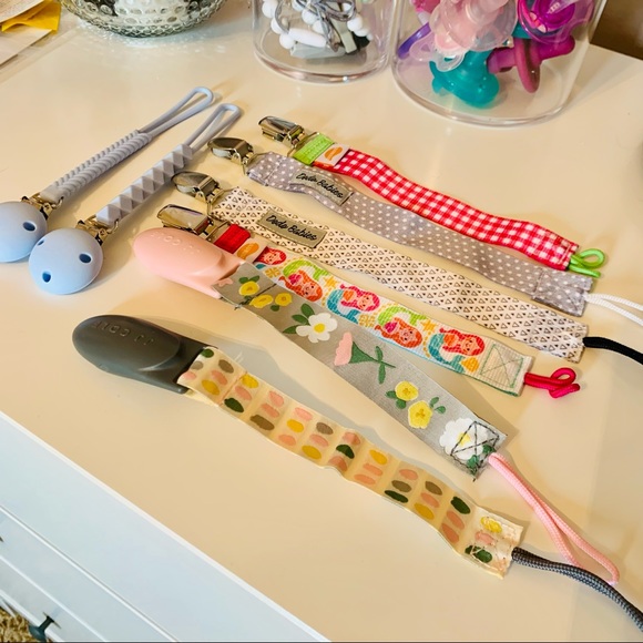 8 Pacifier Clips - NWOT - Picture 3 of 4